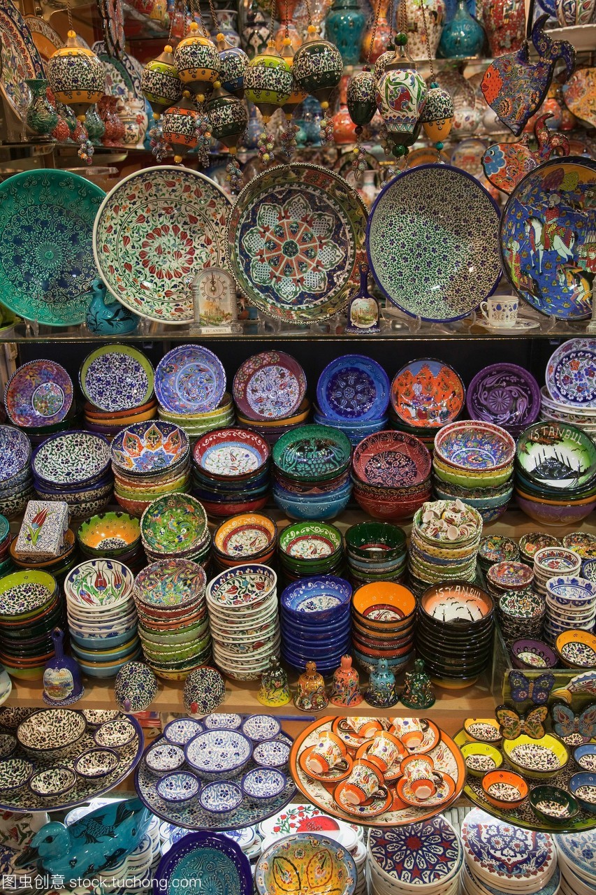 陶瓷展出一个商店在大巴扎伊斯坦布尔土耳其。